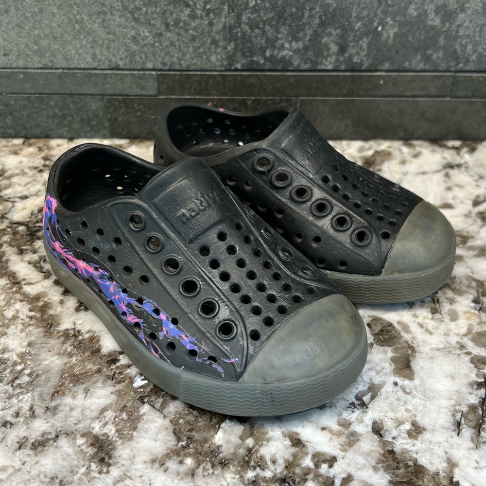 NATIVE // Black and Pink Toddler Shoes